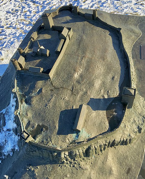 File:Tunsberghus medieval 14c. fortress (middelalderborg festning) Architectural bronze scale model (borgmodell) mounted on Slottsfjellet 2000 Sunlight Long shadows Winter Tønsberg Norway 2016-02-15 1747.jpg