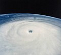 En ögonblicksbild av den kraftfulla tyfonen Yuri som passerar över Stilla havet.