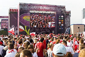 English: Fanzone in Warsaw, a while before Poland vs Greece match. Polski: Strefa Kibica UEFA EURO 2012 w Warszawie, tuż przed meczem Polska-Grecja.