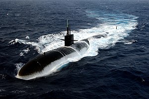 ВМС США 040712-N-0119G-002 Подводная лодка типа «Лос-Анджелес» USS Albuquerque (SSN 706) всплывает в Атлантическом океане во время участия в Majestic Eagle 2004.jpg