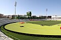 Ost- und Südtribüne mit Blick auf die Sport- und Fitnesshallen im Hintergrund.