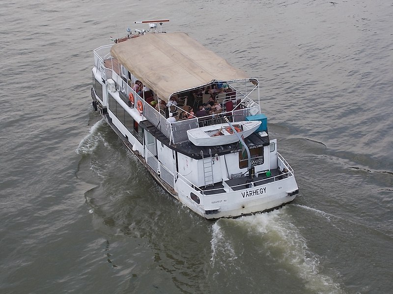 File:Várhegy (ship, 1982) from Petőfi Bridge, 2017 Budapest.jpg