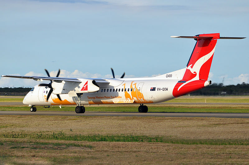 File:VH-QOW 'Taronga' Western Plains Zoo Logo-jet Bombardier Dash 8-Q402 QantasLink (Sunstate Airlines) (9164449885).jpg