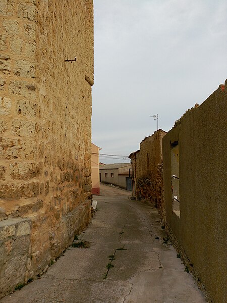 File:Valdenebro de los Valles - Calle.jpg