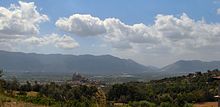 La Valle vista dalle pendici del Monte Taburno. Verso il centro è la collina di Montesarchio con il castello, sullo sfondo le montagne del Partenio.