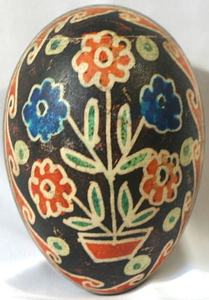 Traditional Ukrainian pysanka from Bukovyna region, with a vazon motif