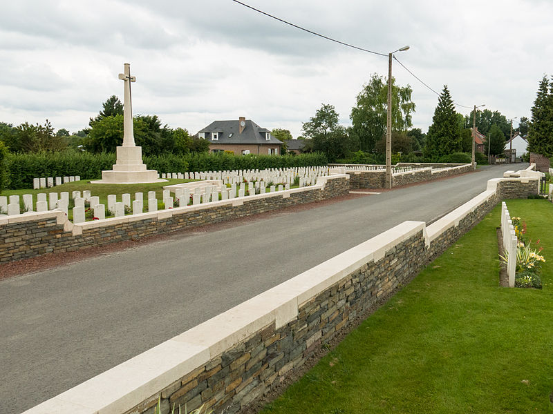 File:Vermelles British Cemetery-8.jpg