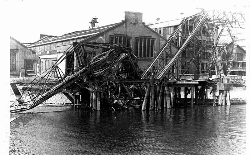 File:Verwoesting haveninstallaties van de RDM in 1945 (02).jpg