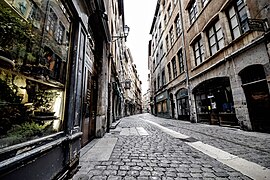 Rue Saint-Jean (en 2016) où est située la draperie Raquin dans le film.