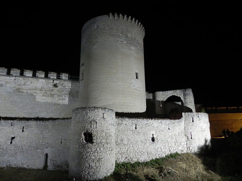 File:Vista nocturna del Castillo de Cuéllar.jpg