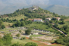 Vista ruinas romanas y castillo Alba Fucens.JPG