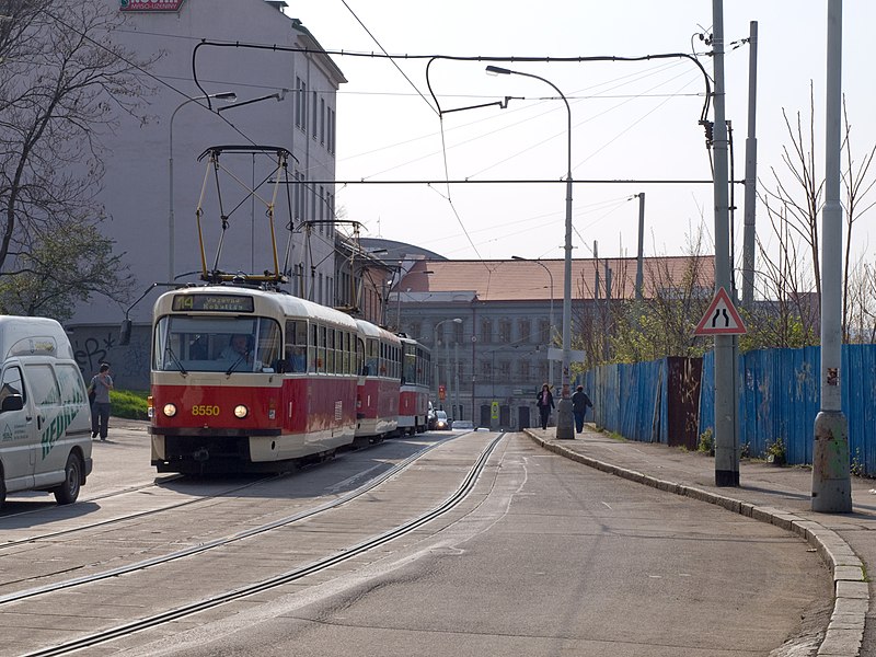 File:Vrbenského, linka 14 s T3R.P v odklonu.jpg