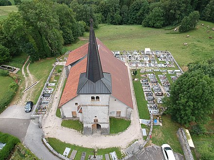 Vue de l'église et du cimetière.