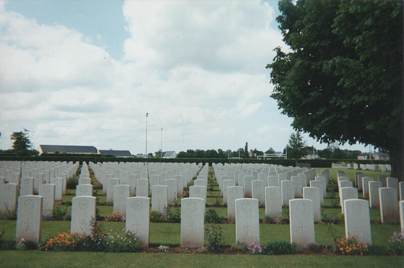 File:War Cemetery, Bayeux, Normandy.jpg