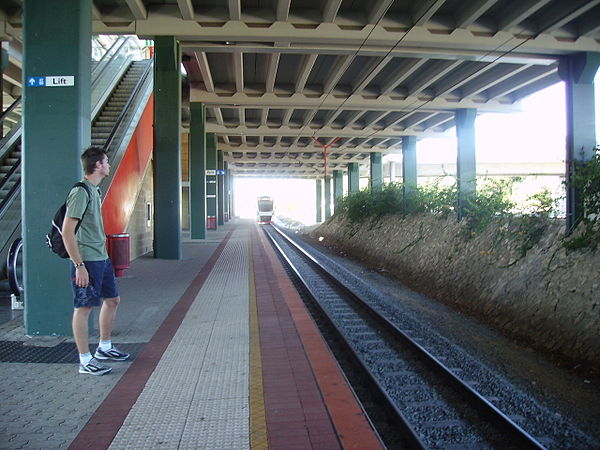 Northbound view from Platform 1 in January 2006