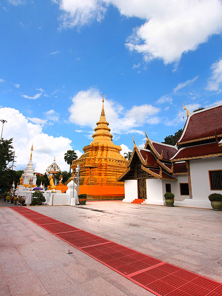 File:Wat Phrathat Chomthong.jpg