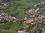 Luftaufnahme Wedels, rechts vom Bahnhof beginnt das Zentrum.