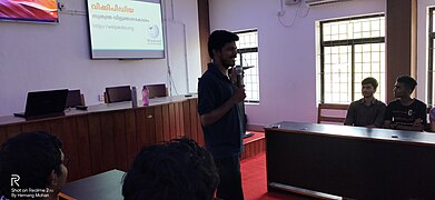 Mujeeb Rahman introducing Wikipedia at Government Engineering College, Sreekrishnapuram