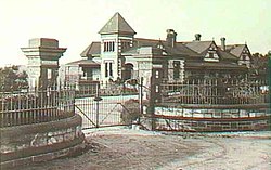 WillaWilla1899-MainEntranceGates-SW-B36721.jpg