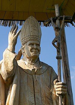Scultura in legno di Papa Giovanni Paolo II a Wiślica