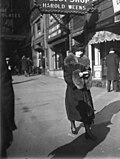 Миниатюра для Файл:Woman outside Harold Weeks's The Melody Shop at 1408 2nd Ave, Seattle, ca 1917-ca 1920 (SEATTLE 4565).jpg