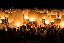 Yi Peng lanterns in Chiang Mai (11067469754).jpg