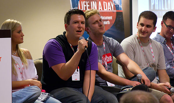 DeFranco (holding mic) at VidCon 2010