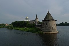 Плоская башня псковского кремля фото