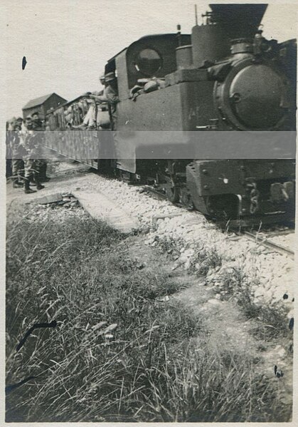 File:'Le Decauville près de Suippes - Bataille de Champagne' - Kerr Stuart & Co. construit 1915-16, Decauville Type Progrès 8t 0-6-0T 'Joffre' avec voiture d'artillerie Péchot-Bourdon modèle 1888.jpg