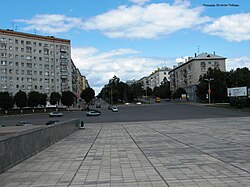Veduta di via Goncharova dalla piazza del 30° anniversario della Vittoria.JPG