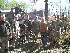 Військовослужбовці очищують парк від старих дерев. Квітень 2018