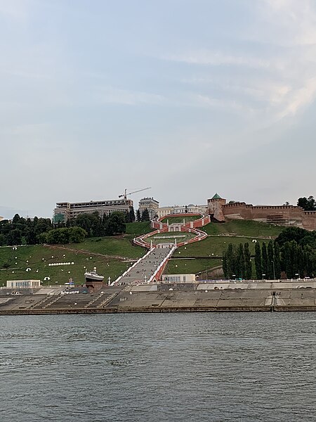 File:Нижний Новгород. Вид на Чкаловскую лестницу с Волги, 2022.jpg