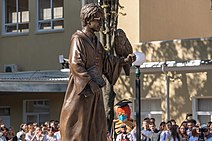 Памятник студенту в образе Гарри Поттера перед зданием Приднестровского государственного университета