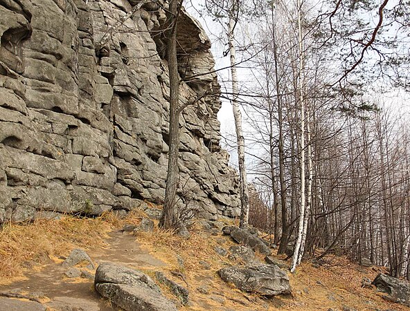 Семь братьев. Семь братьев Свердловская область. Скалы семь братьев Свердловская область. Скалы останцы в Свердловской области. Скалы семь братьев и три сестры.