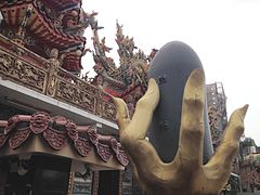 Bomben-Skulptur vor dem Tempel