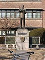 배재학당 설립자 아펜젤러를 기념하기 위한 동상. 동상 주위엔 교표와 같은 모양인 방패 모양으로 발목 높이의 담이 둘러싸고 있다.