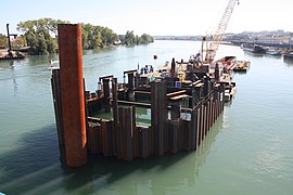 Vue d'un batardeau mis en place pour la construction du pont.
