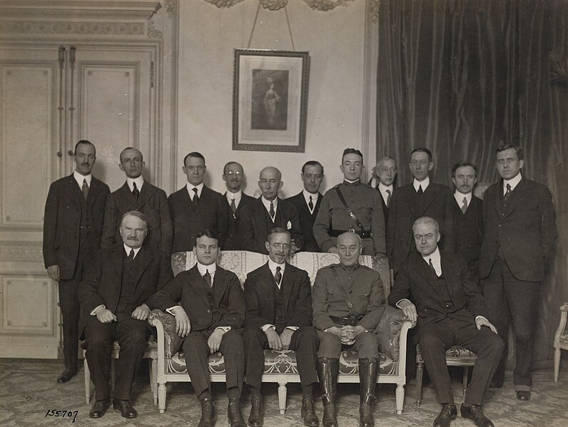 File:111-SC-155707 Technical Advisors, American Commission to Negotiate Peace. Hotel Crillon, Place de la Concorde, Paris, Seine, France (cropped).jpg