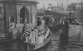 photo d'un petit bateau à moteur dans un petit port, un drapeau japonais est visible sur celui-ci.