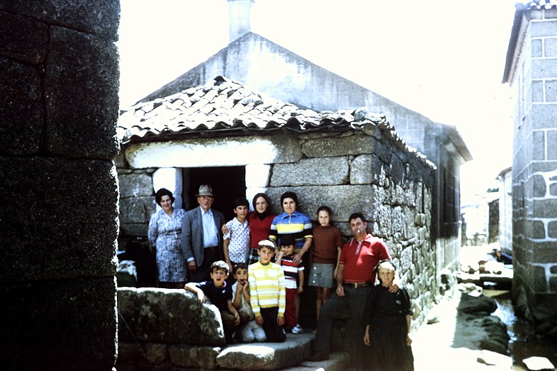 File:1971-3 Portugal Soajo Family (50878584482).jpg