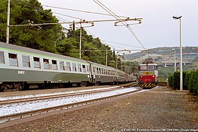 Un train de voitures UIC-Y stationné à San Lorenzo-Cipressa, sur la voie ferrée de l'ouest de la Ligurie, en août 1995