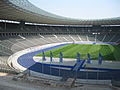 Ovale Tribünen eines modernen Leichtathletikstadions