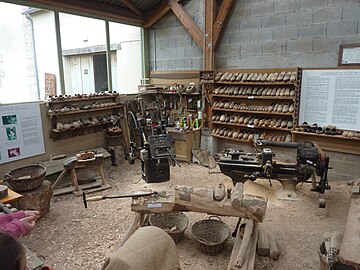 Atelier de sabotier (reconstitution, écomusée de Plouigneau).