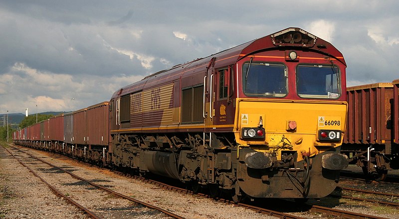 File:66 098 stabled in Swansea Burrows sidings with a long train of MEA box wagons from the Onllywyn washery - 14244150092.jpg