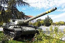 Un char AMX-30E exposé en plein air.