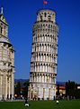 Quốc kỳ Pisa (Thánh Giá Pisa) treo trên Tháp nghiêng Pisa (xây từ thế kỷ 12-14)