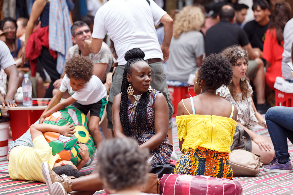 File:African Street Style Festival 2016 - Two women chatting while children play fight in the ...