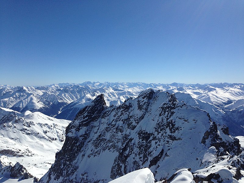 File:Aguoglia d'Es-cha as seen from Piz Kesch.jpg