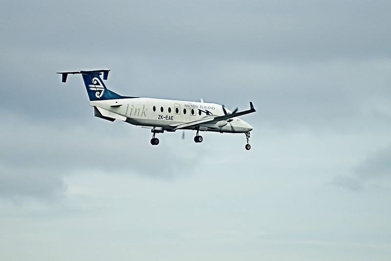 File:Air New Zealand Link Beech 1900D ZK-EAE NZ2204 HLZ-AKL arr AKL (21403980305).jpg