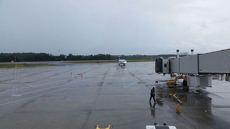 File:Airplane on Runway at Wilmington International Airport.jpg